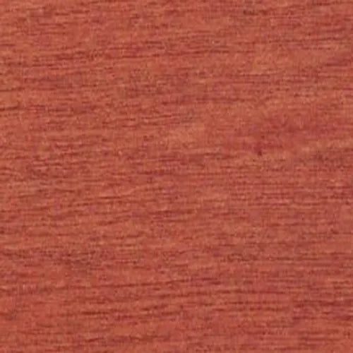 Texture di legno rosso-marrone con venature orizzontali. Superficie in legno liscia e dettagliata.