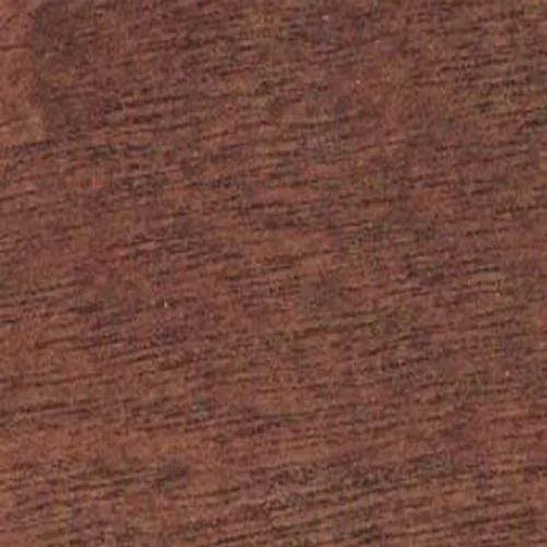 Texture di legno rosso-marrone con venature fini e naturali, ideale per sfondi o materiali.