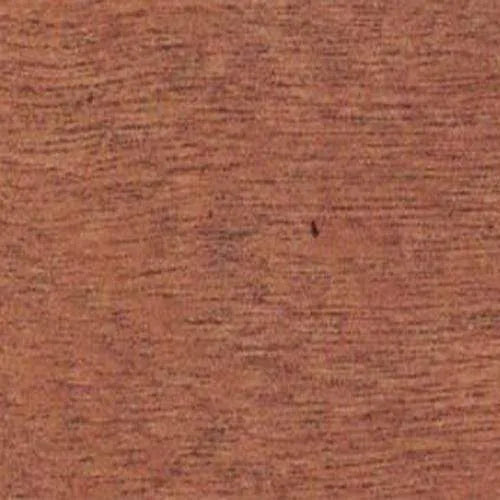 Texture di legno rosso-marrone con venatura, superficie naturale per pavimenti e mobili.